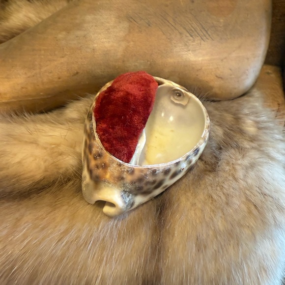 Vintage Victorian Shell Pin Cushion - Picture 4 of 10